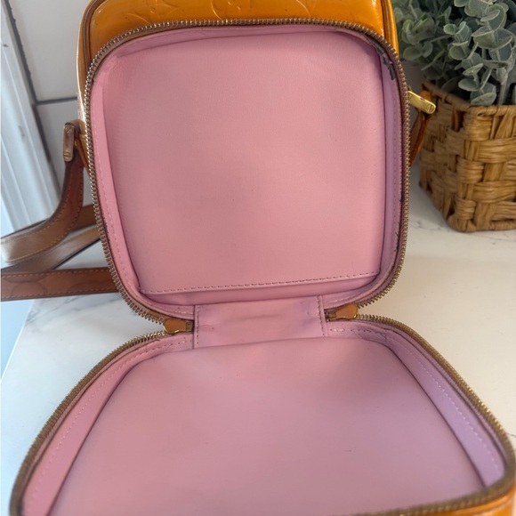 Authentic Louis Vuitton Wooster Vernis crossbody/ shoulder bag - Picture 6 of 10